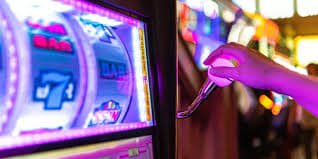 Antarmuka aplikasi latoto link menampilkan meja dealer langsung dan pasar sportsbook