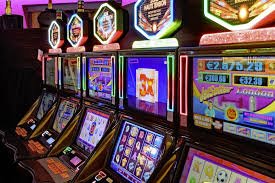 Tangan pengguna menggesek permainan slot di layar smartphone Android